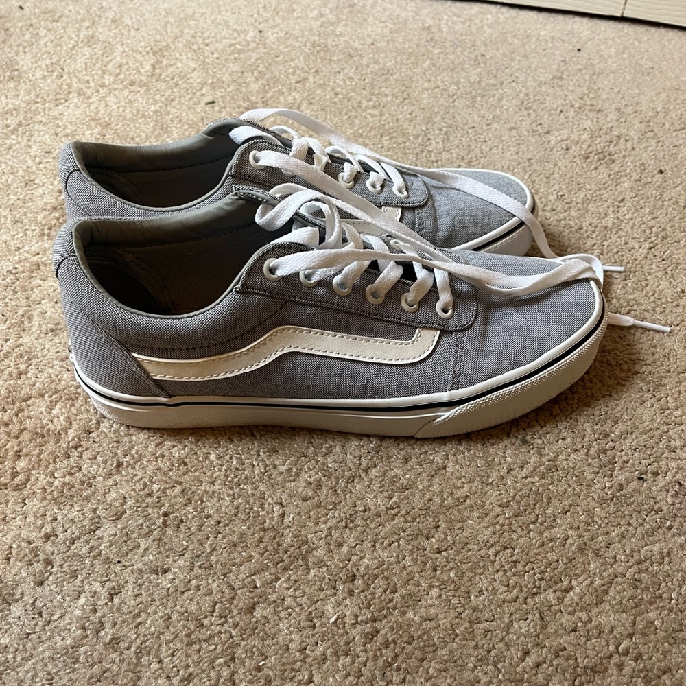 Vans Lo Ward Sneaker. Women’s 9.5